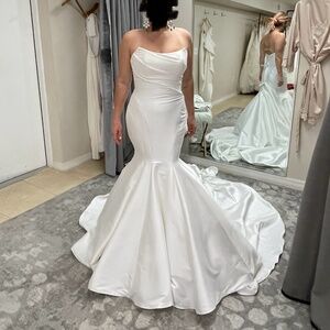 Brand New Never Worn Wedding Dress and Veil